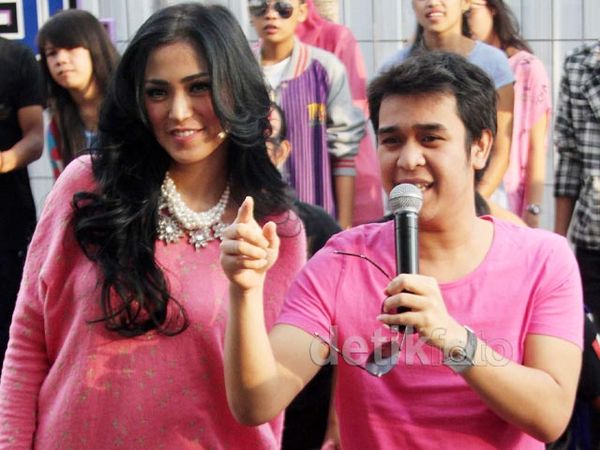 Jessica Iskandar & Olga Syahputra Kompak Berbaju Pink
