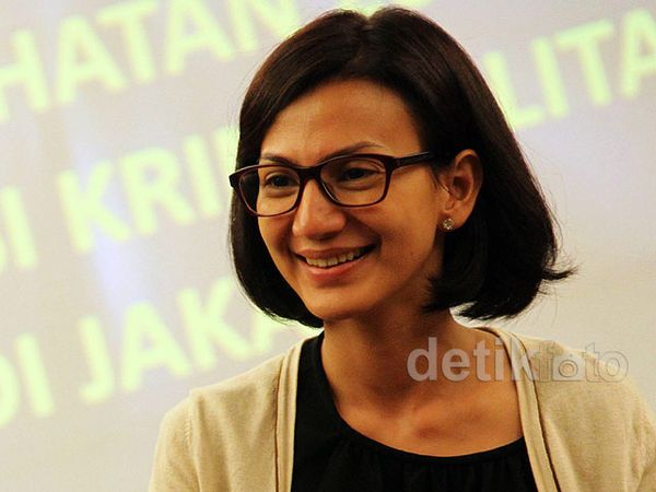 Senyum Manis Si Cantik Wanda Hamidah