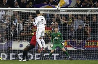 Tapi, Madrid bisa membalasnya melalui sundulan Cristiano Ronaldo. REUTERS/Juan Medina.