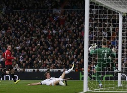 David De Gea membuat banyak penyelamatan saat Manchester United meraih hasil 1-1 dari lawatan ke Real Madrid. Salah satunya aksi akrobatiknya saat menghalau peluang Fabio Coentrao. REUTERS/Paul Hanna.