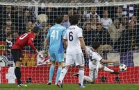 Sergio Ramos juga berhasil menyelamatkan gawangnya dari tembakan Robin van Persie. REUTERS/Juan Medina.