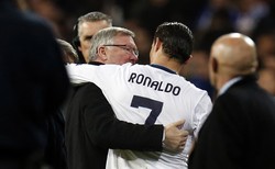Usai pertandingan Ronaldo dan Alex Ferguson masih terlihat mesra. REUTERS/Sergio Perez.
