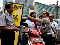 Bagi-bagi 1.000 Masker Gratis di Bundaran HI