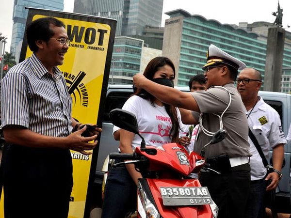 Bagi-bagi 1.000 Masker Gratis di Bundaran HI