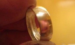 Kreatif, Pria Ini Buat Sendiri Cincin Pernikahan dari Uang Koin 