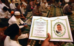 Ekspresi Kerinduan Habibie di Peringatan 1.000 Hari Meninggalnya Ainun