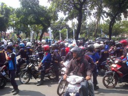 Ada Demo Satpam di BEI, Jalur Lambat Jl Sudirman Tersendat