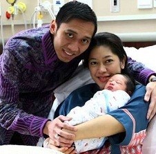 Hatta Rajasa, Ibas & Alya Dampingi Proses Operasi Airlangga