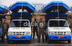 Satpol PP Pemkot Jaktim Bersihkan Pedagang di Jalur BKT