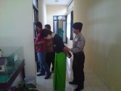 Sunat Dikawal Ketat Polisi, Tahanan Kasus Pencurian Jadi Perhatian Warga