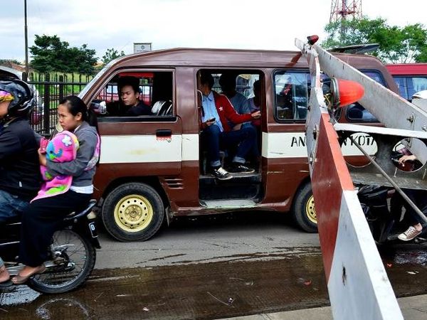 Terjepit Pintu Perlintasan KA