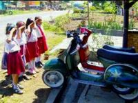 Anak SD Menghormati Vespa