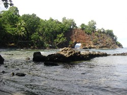 Ambon Punya 3 Pantai yang Unik