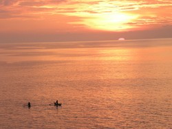 Dahsyatnya Senja Emas di Pantai Tegal Wangi, Bali