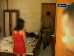 Panik! Razia Pasangan Valentine di Kamar Hotel dan Kost