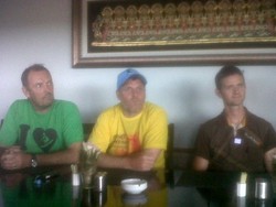 Pria Inggris Sukses Berselancar 20 Km di Sungai Kampar