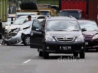Aksi Kebut 2 Sedan Berakhir Tabrakan