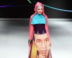 Busana Muslim Bergambar Jokowi Meriahkan Indonesia Fashion Week