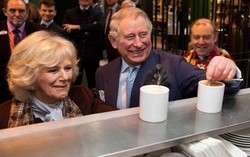 Pangeran Charles dan Camilla Ngeteh di Pasar