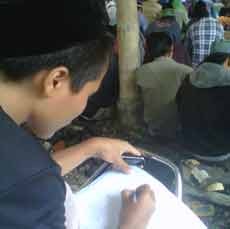 Ratusan Anjal dan Gepeng di Mojokerto Diajarkan Menulis Al Quran