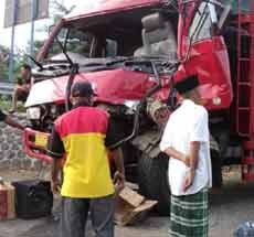 Bantu Truk Mogok, Montir Tewas Tertabrak Truk Muat Sembako