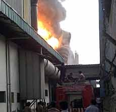 Masih Pembasahan, 9 Mobil PMK Masih Padamkan Api di Gudang Tiner