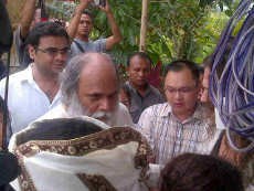 Diangkut Mobil Tahanan, Anand Krishna Tiba di Lapas Cipinang