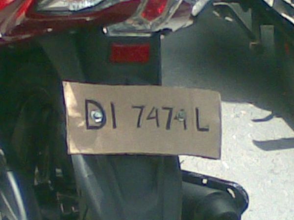 Pelat Motor Dadakan