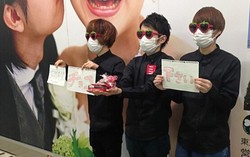 Pria-pria Jepang Ini Mengemis Cokelat di Hari Valentine