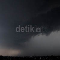 Awan Hitam Payungi Surabaya, BMKG: Hujan Hingga Nanti Malam