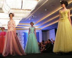 Ivan Gunawan Pamerkan Gaun Pengantin Warna-warni di Wedding Exhibition