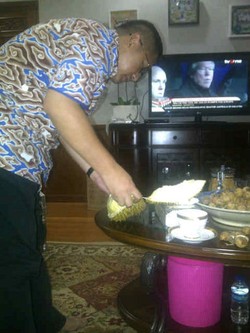 Hadapi Rapimnas, Anas Santai, Kongkow Sambil Makan Durian