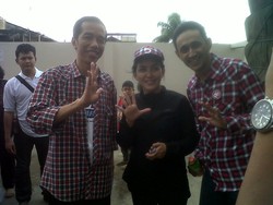 Tiba di Depok Bersama Rieke-Teten, Jokowi Disambut Ratusan Warga