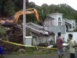 6 Orang Tertimbun Reruntuhan Rumah di Manado
