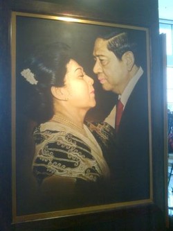 Tinggalkan Rapimnas PD, SBY Kepincut Lukisan Dirinya dan Bu Ani