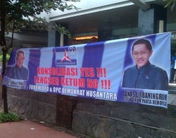 Spanduk Lengser Ketum No! Bertebaran di Rapimnas PD