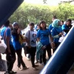 Kala Gerimis Tak Halangi Fans Rayakan Ultah Raffi Ahmad di Gerbang BNN