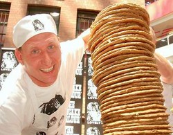 Rekor Baru Dicatat, Menumpuk 50 Pancake dan Makan 80 Pancake