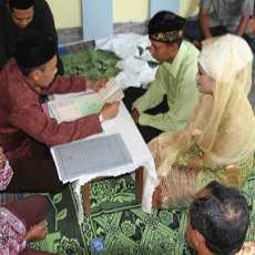 Rumah Kebanjiran, Pasangan Pengantin Ini Menikah di Rumah Tetangga