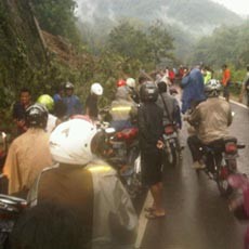 Tebing Longsor Lumpuhkan Jalur Pacitan-Ponorogo