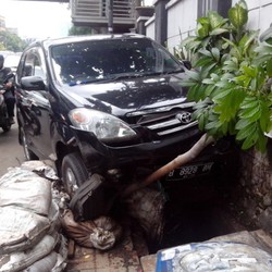 Gas Macet, Avanza Tabrak Wakil Kepala Sekolah di Duren Tiga