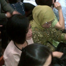 Sidang Kedua, Rasyid Rajasa Ditemani Ibunda dan Kekasih