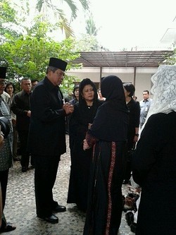 Melayat Feisal Tanjung, SBY Disambut Keluarga dan Akbar Tandjung