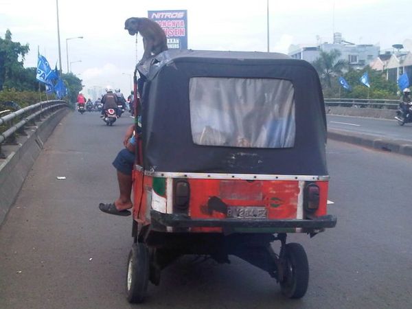 Tak Ada Tempat Lagi Buatku di Dalam Bajaj