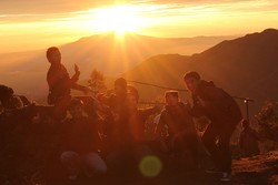 Inilah Tempat Melihat Golden Sunrise di Dieng
