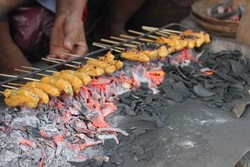 Santai Sore di Lombok, Wajib Coba Sate Ikan yang Lezat