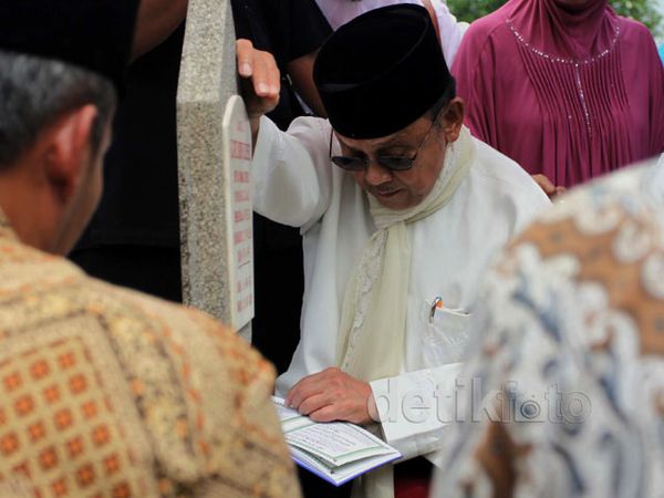 Habibie Ziarah ke Makam Istrinya