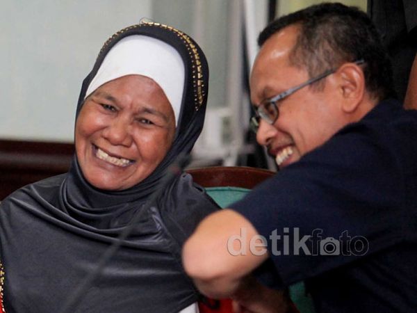 Senyum Mak Yati Dapat Rumah dari Pak Menteri