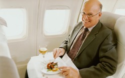 Ngemil Kacang dan Buah Segar Agar Tetap Bugar Selama Perjalanan (1)