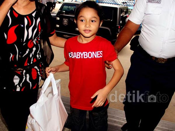 Keisha Alvaro Bawa Kue Ultah untuk Raffi Ahmad